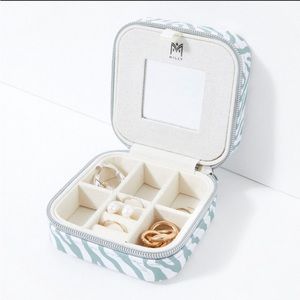 Traveling jewelry case